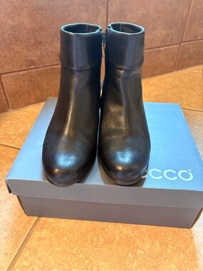 Ecco Black Leather Ankle Boots with Inner Zip